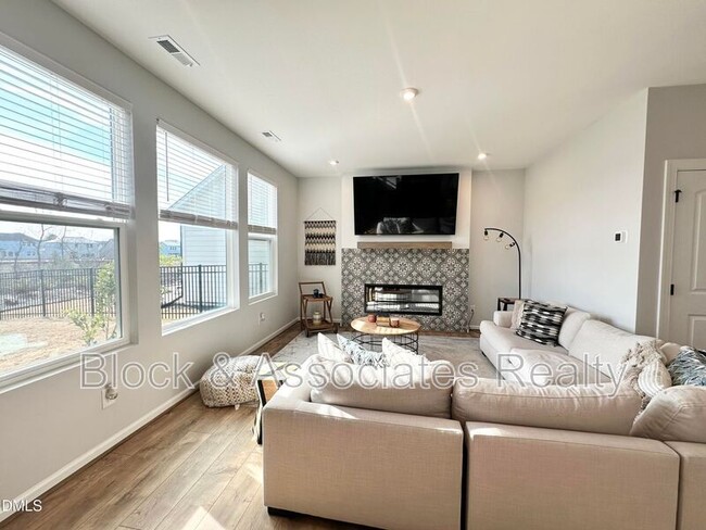 Building Photo - 99 Daybreak Way