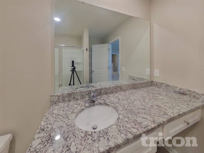 Building Photo - 2170 Southlea Dr