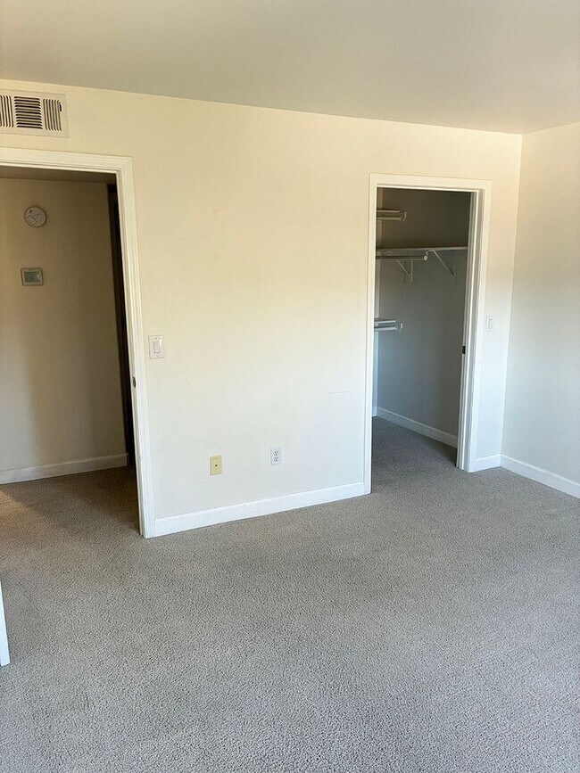 Building Photo - SilverCreek Distinctive Attached 1 BR Home