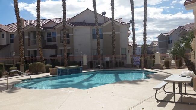 Building Photo - 2 Bedroom Townhome for Rent