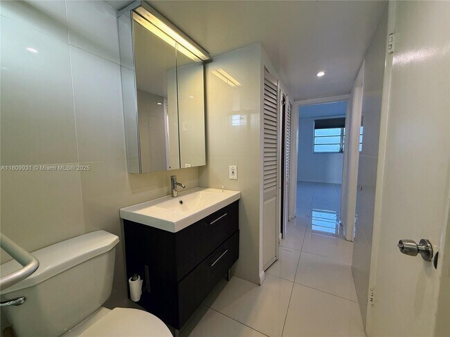 Building Photo - 2859 Leonard Dr