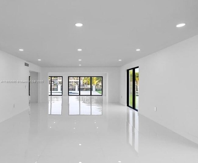 Building Photo - 406 Holiday Dr