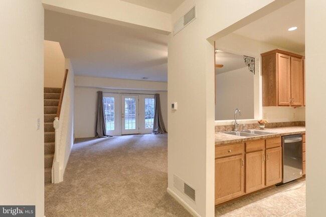 Building Photo - 712 Creekside Dr