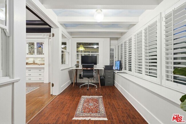 Building Photo - 1458 W 48th St