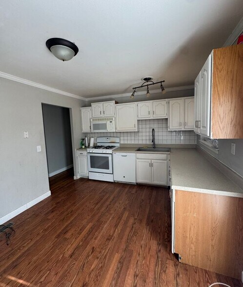 Building Photo - 1894 San Luis Rey Pkwy