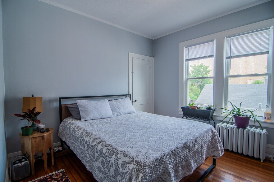 Building Photo - 5940 5th Ave