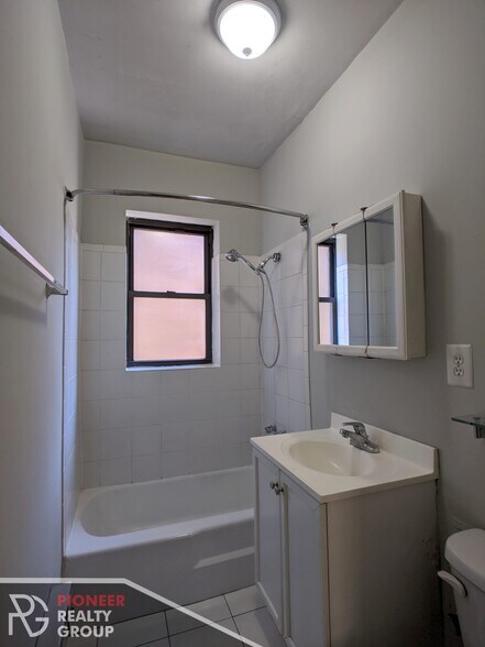 Building Photo - 3732 N Pine Grove Ave