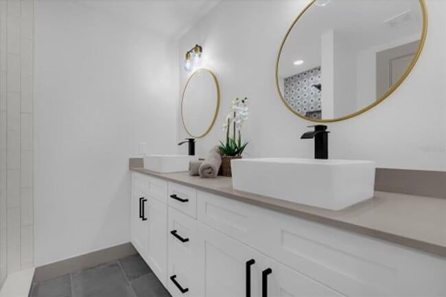 Building Photo - Newly Renovated, Luxurious 4 Bedroom 3 Bat...