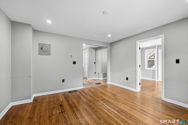 Building Photo - 33 Maple St