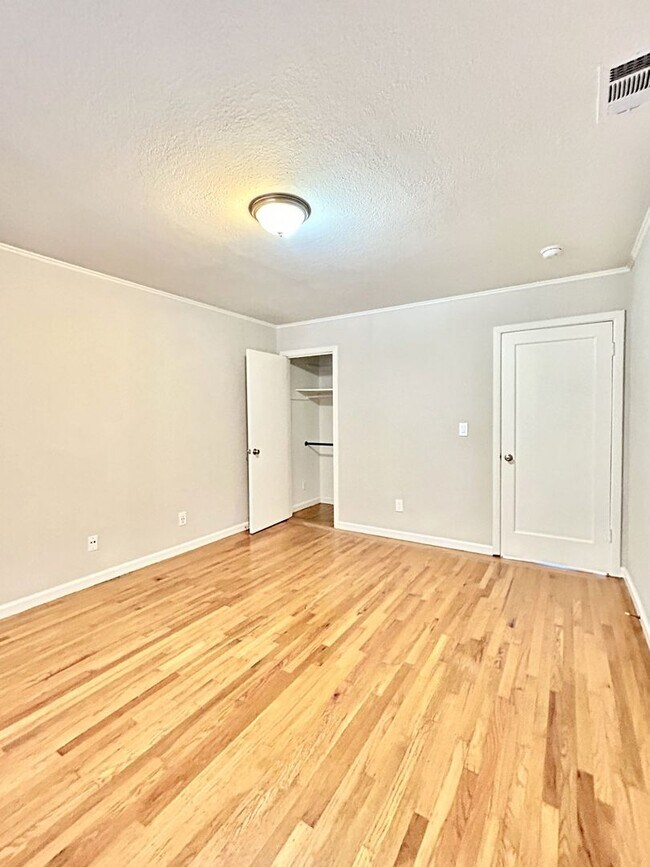 Building Photo - 811 9th Ave