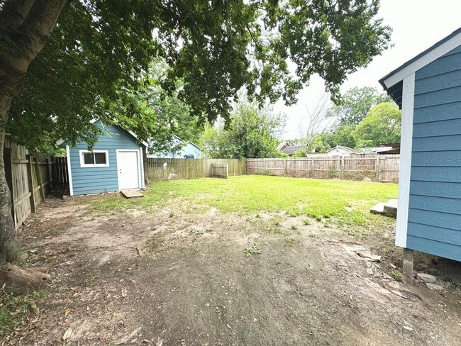 Building Photo - 305 Stimpson St