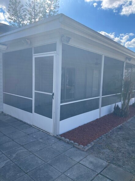 Building Photo - 843 SW Thrift Ave