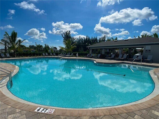 Building Photo - 715 Heather Lk Ave