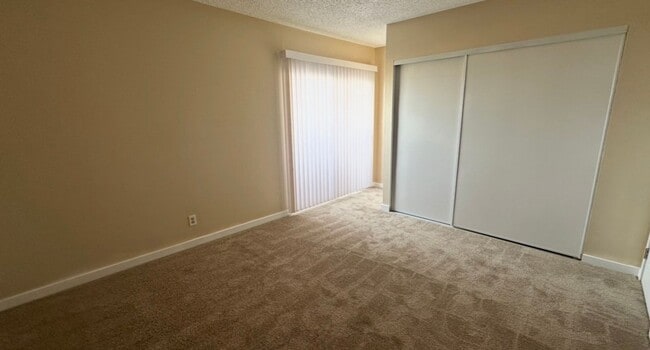 Building Photo - 2 BEDROOMS 1.5 BATHROOM TOWNHOUSE AVAILABLE FOR RENT JONES AND VEGAS DR !!!