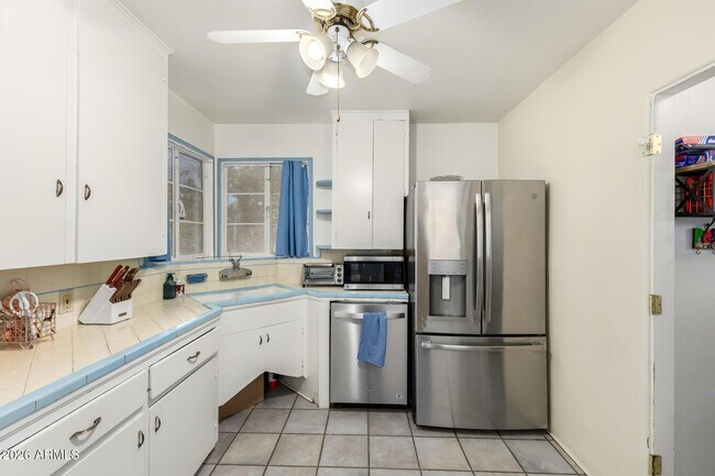 Building Photo - 1301 W MacKenzie Dr