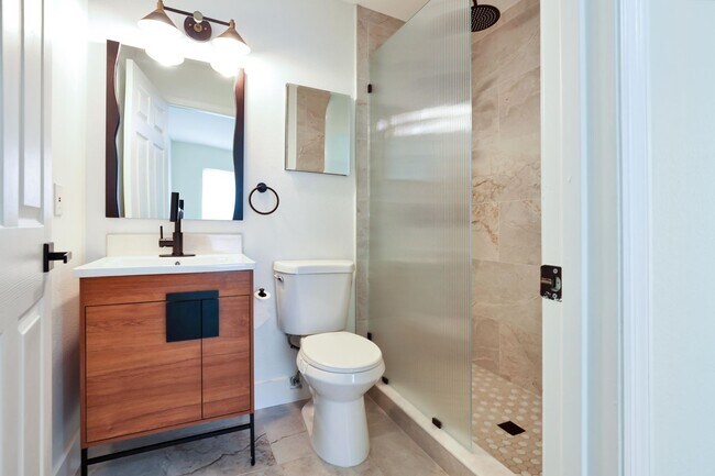 Building Photo - Remodeled 4BR Home Near Downtown Sarasota