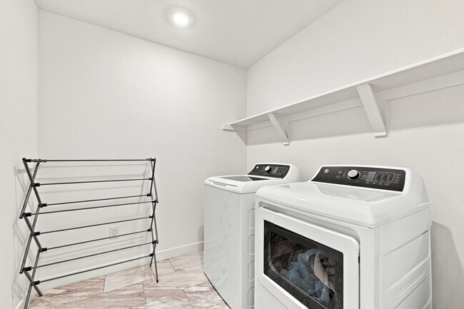 Building Photo - 3066 S Quaker St