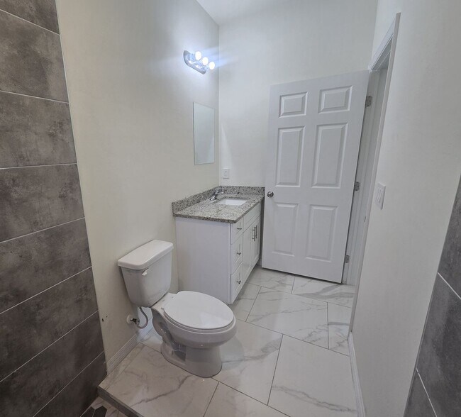 Building Photo - Large 4 Bed 3 Bath with 2 Car Garage-LEHIG...