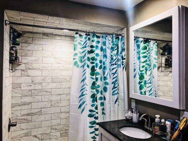 bathroom - 532 W 1st St
