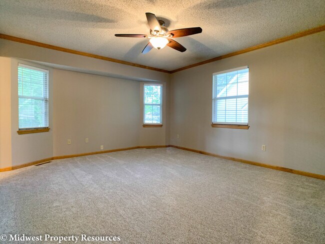 Building Photo - 1216 SW Southgate Dr