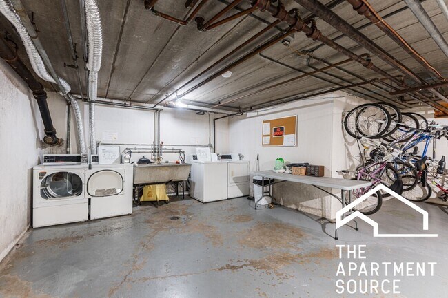 Building Photo - 6151 W Thorndale Ave