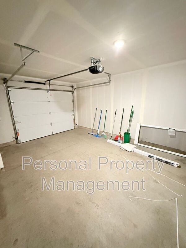 Building Photo - 5711 NE 74th Ct