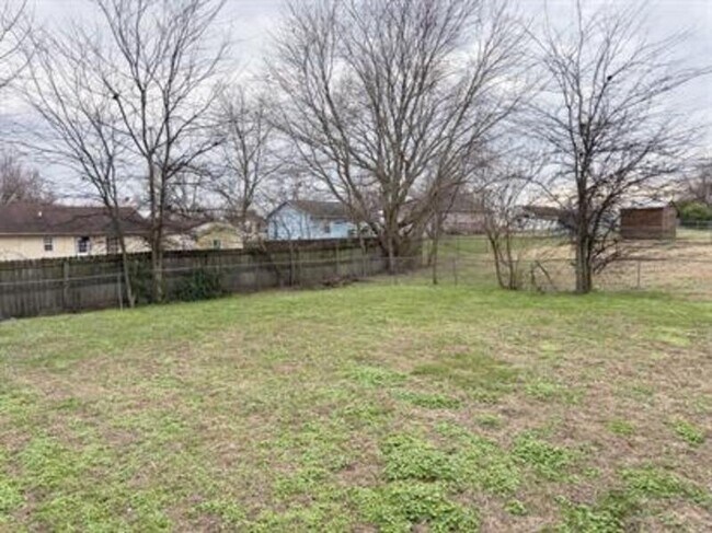 Building Photo - 924 Van Buren Ave