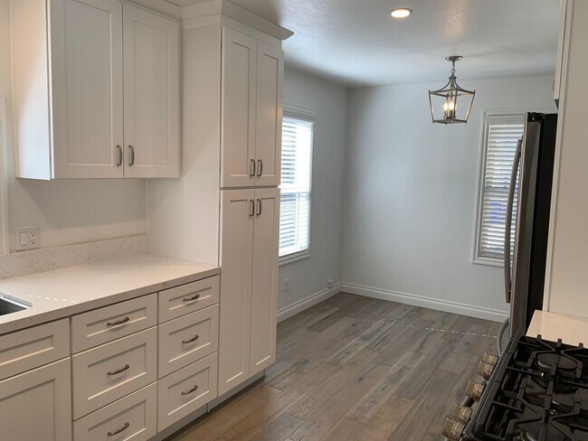 Building Photo - Charming 3+1 Canyon Country Cutie Nestled in the Hills!