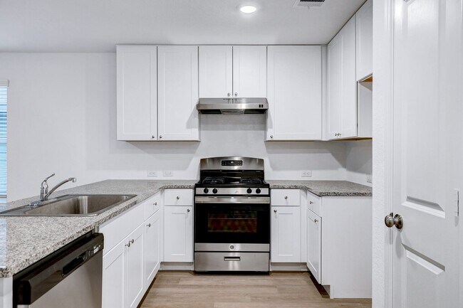 Building Photo - Modern 4-Bedroom Home with Loft, Open Livi...