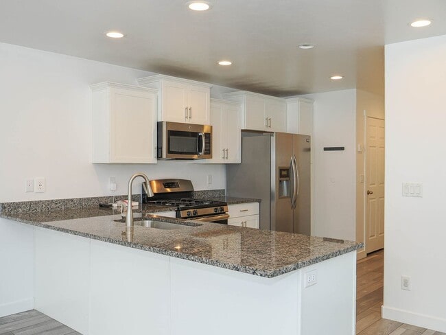 Building Photo - 3 Bedroom, 2.5 Bathroom Riverton Town Home