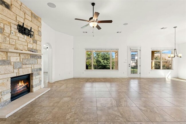 Building Photo - 404 Highland Village Dr