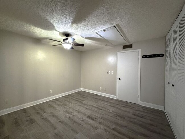 Building Photo - Updated 1/1 Villa