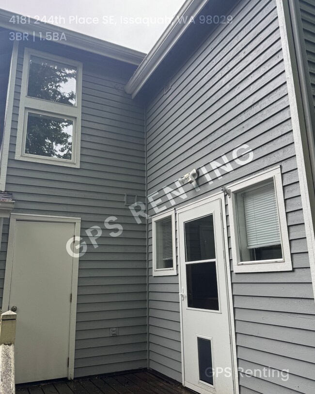Building Photo - Spacious Two-Level Klahanie Townhome – Nat...