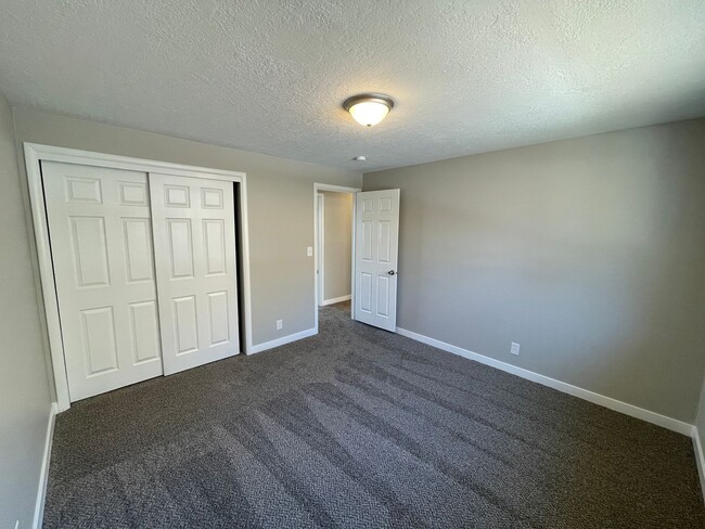 Building Photo - 4 Bed/1.5 Home Bath in Ogden