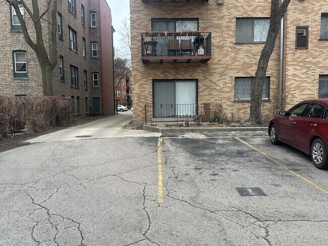 Building Photo - 1629 W Greenleaf Ave