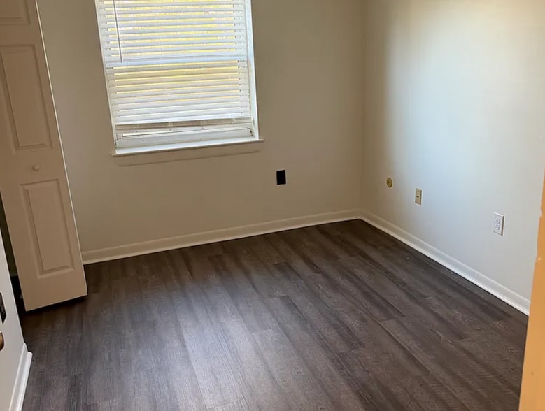 Building Photo - 3 Atram hall