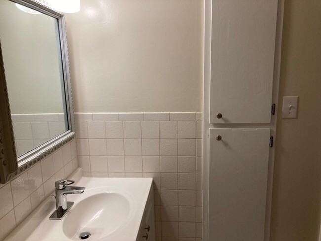 Building Photo - Lovely and Spacious Studio Apt Located in ...