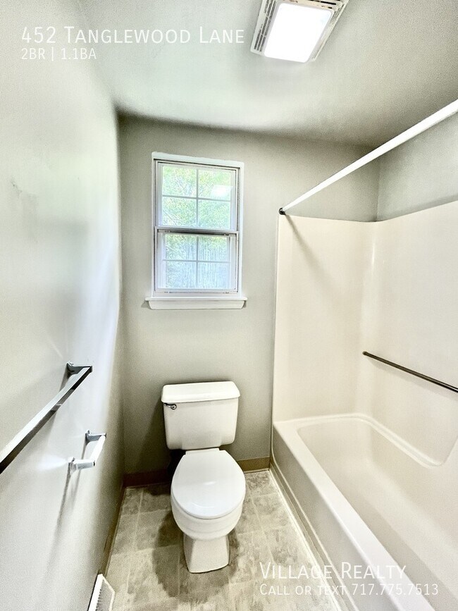 Building Photo - 452 Tanglewood Ln