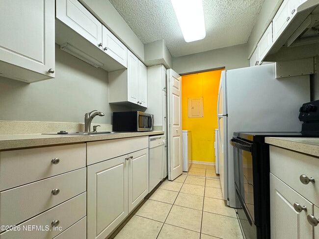 Building Photo - 10200 Belle Rive Blvd