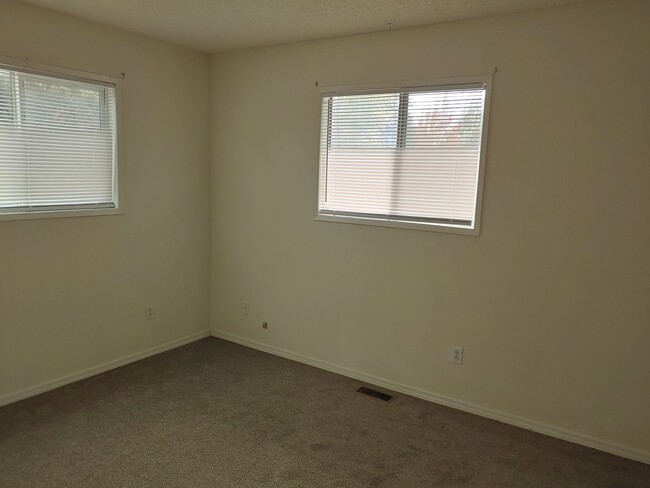 Building Photo - 4 Bedroom, 2 Bath Home Central Coeur d'Alene