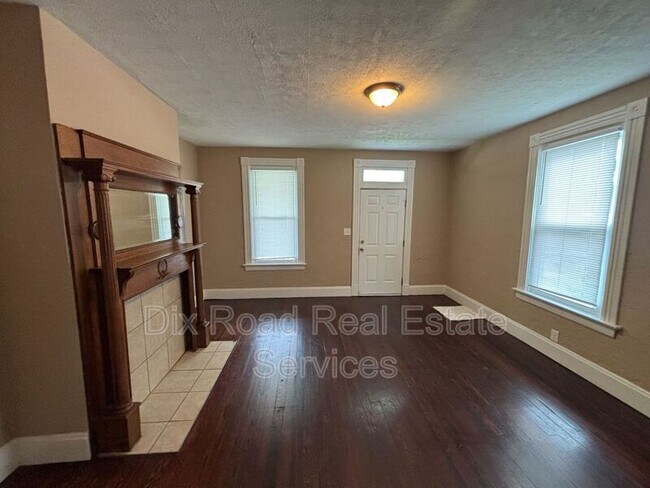 Building Photo - 411 Millikin St