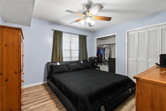 Building Photo - 607 E 11th St