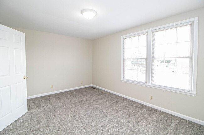 Building Photo - 814-F Golfview Place