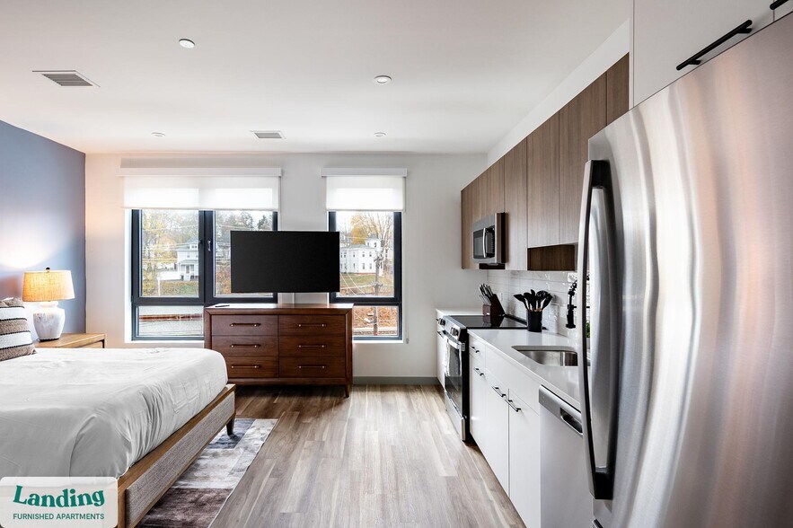 Primary Photo - 39 Railroad Ave