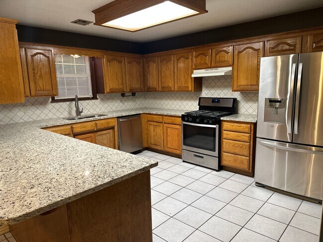 Building Photo - Available August 1st! 3-Bedroom, 2-Bathroom Home in East Rogers