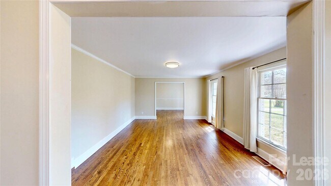 Building Photo - 6821 View Way Dr