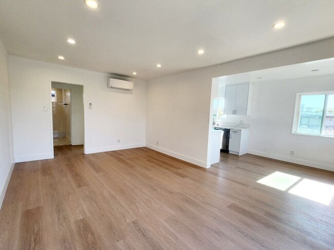 Building Photo - 3810 Bronson Ave