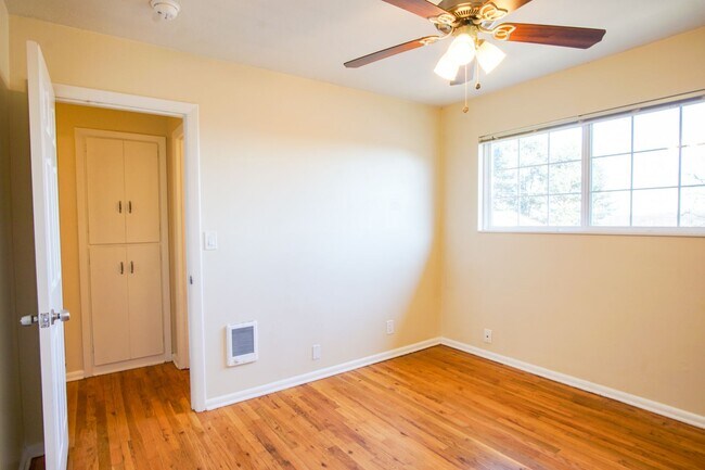 Building Photo - John's Landing 2Bdr w/Hardwoods, W&D, DW + Garage Parking!