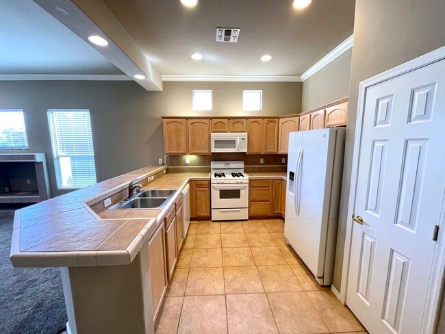 Building Photo - Nice 2 Bedroom Home in Desert Foothills Co...