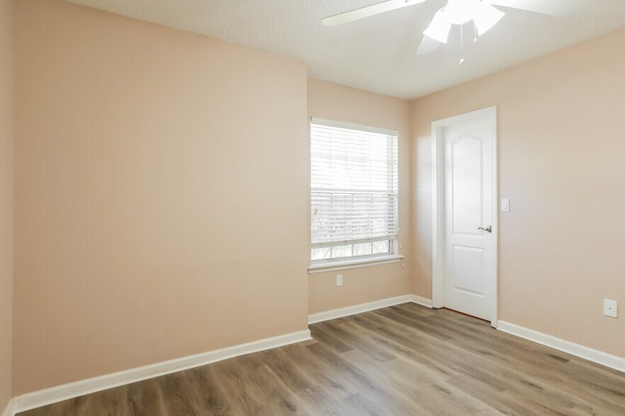 Building Photo - 3290 Silverado Cir